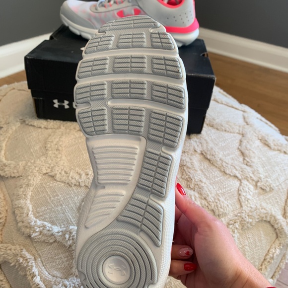 *NEW* Under Armour Running Shoes - Size 6Y - Picture 4 of 7